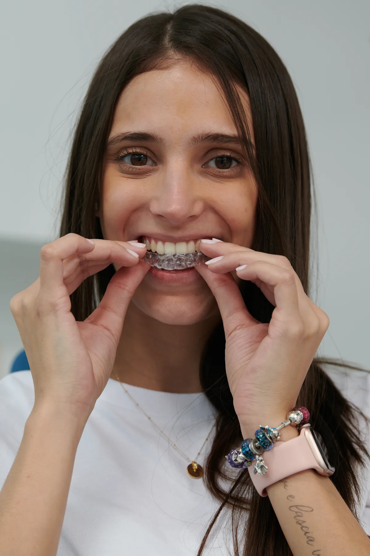 Paciente colocándose alineadores invisibles