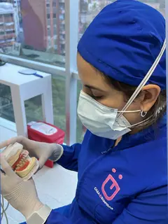 Paso 1: la especialista muestra un modelo de los dientes