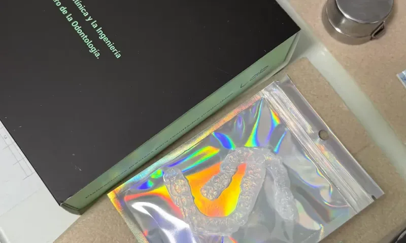 Alineadores fabricados en el laboratorio 3D propio, en su empaque sobre el mesón
